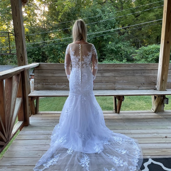 Long sleeve lace mermaid wedding dress. - Picture 1 of 2